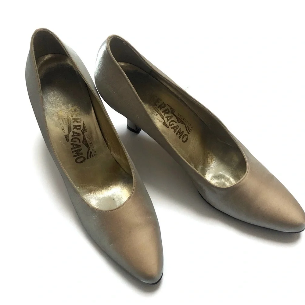 Salvatore Ferragamo Vintage Gold Satin Pumps Size 9AA Made in Italy Heels